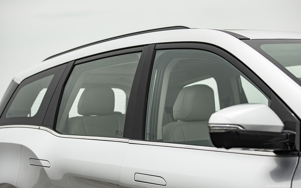 Mahindra XUV700  Images