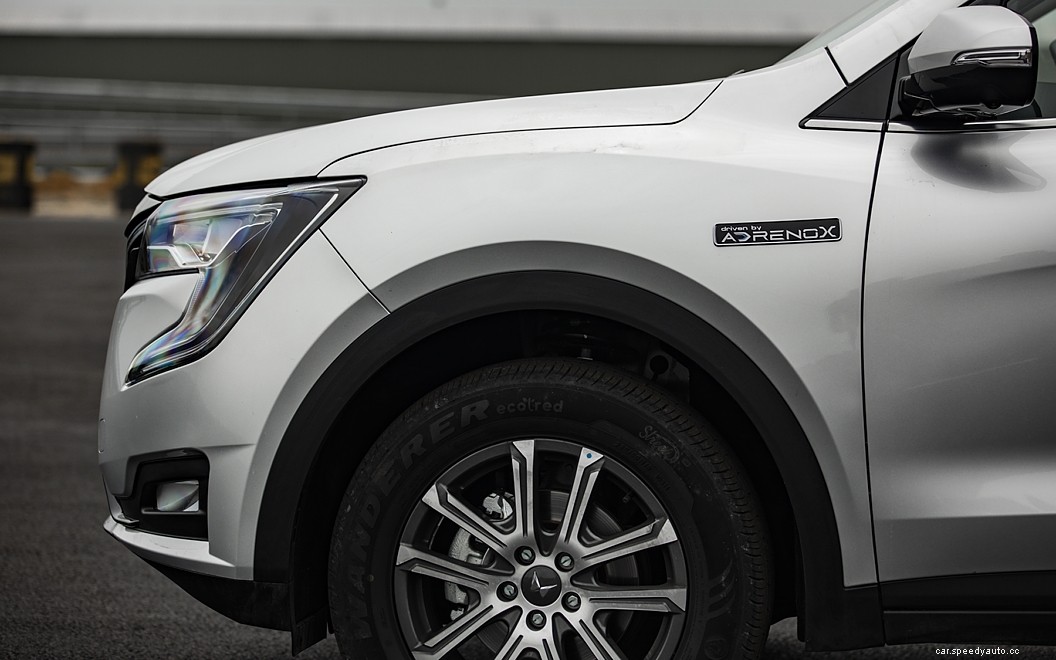 Mahindra XUV700  Images