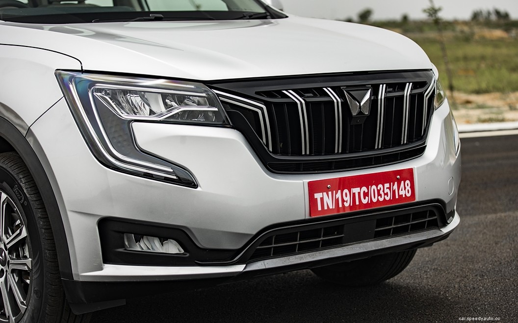 Mahindra XUV700  Images