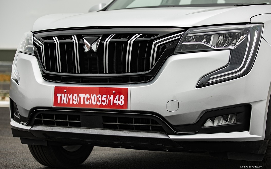 Mahindra XUV700  Images