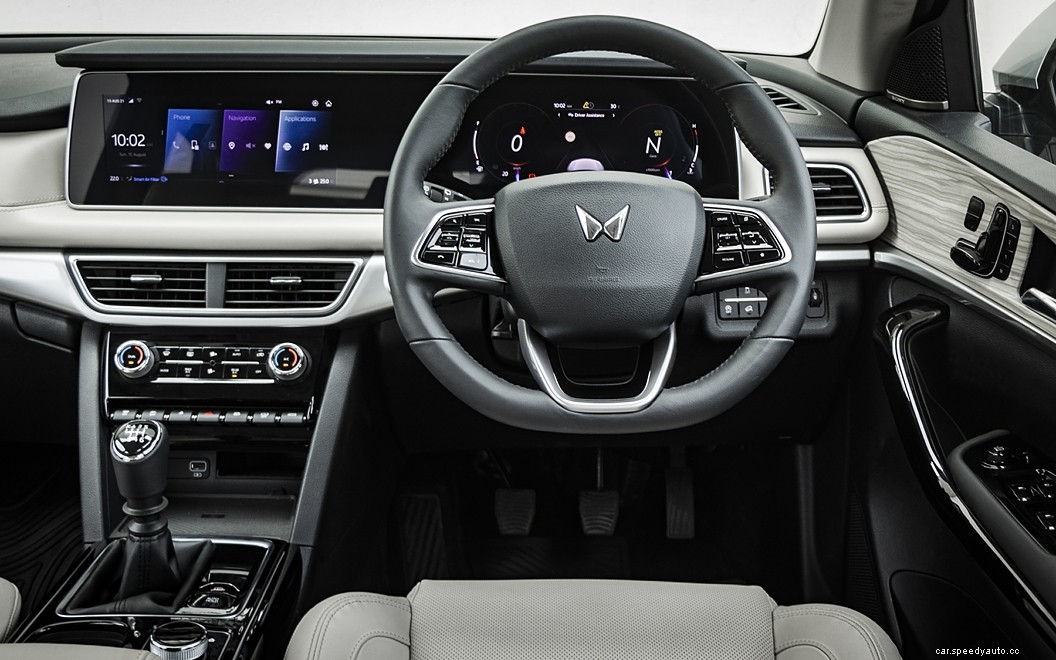 Mahindra XUV700  Images