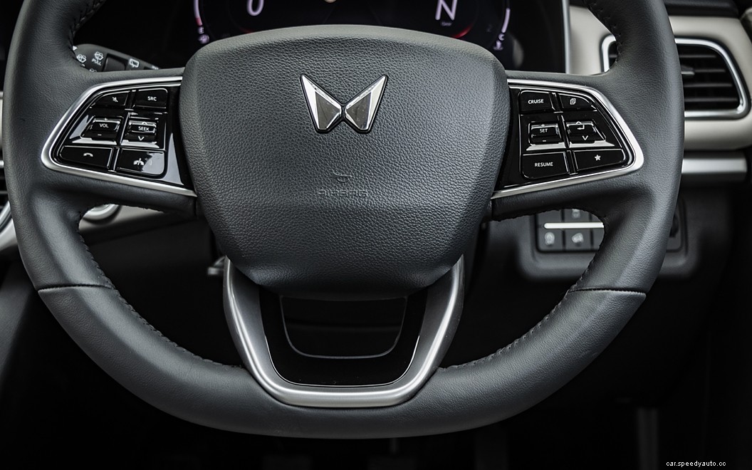 Mahindra XUV700  Images