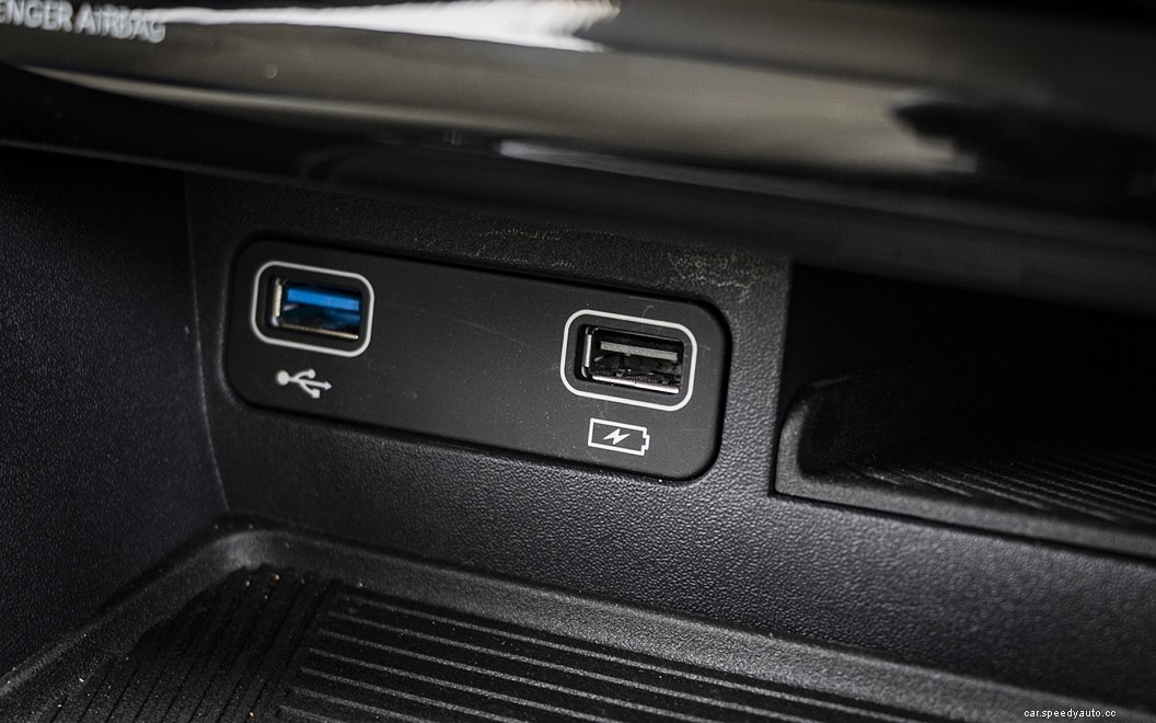 Mahindra XUV700  Images