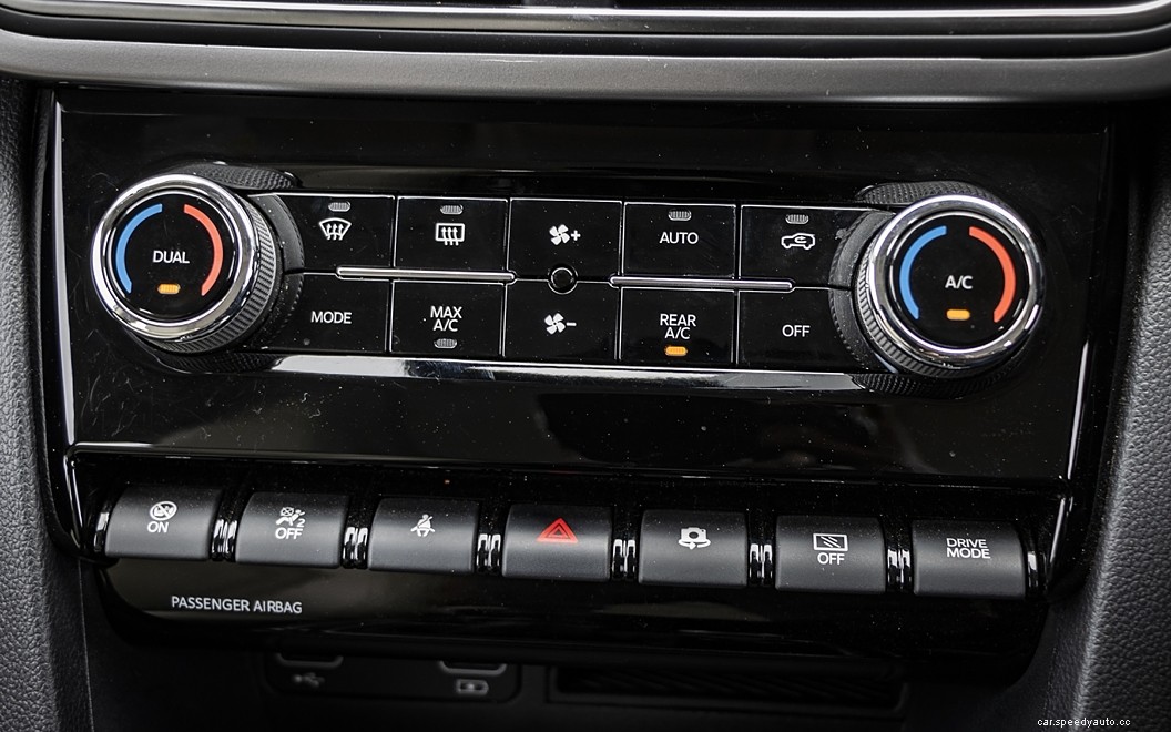 Mahindra XUV700  Images