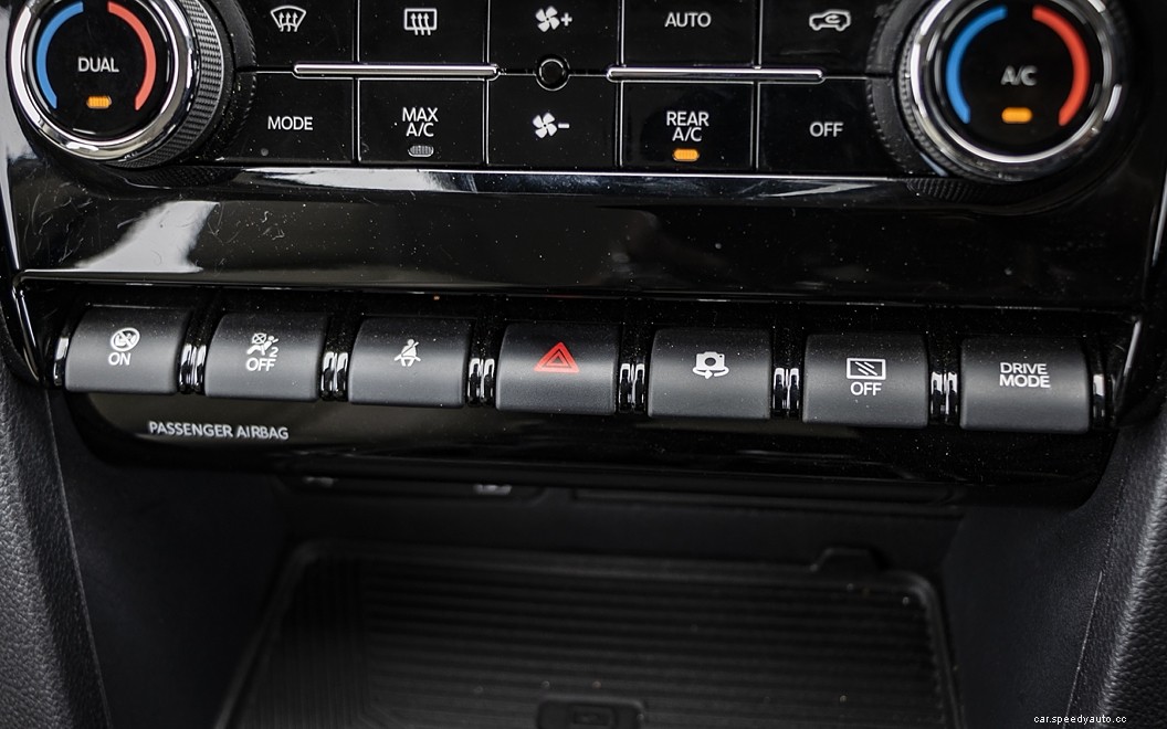 Mahindra XUV700  Images