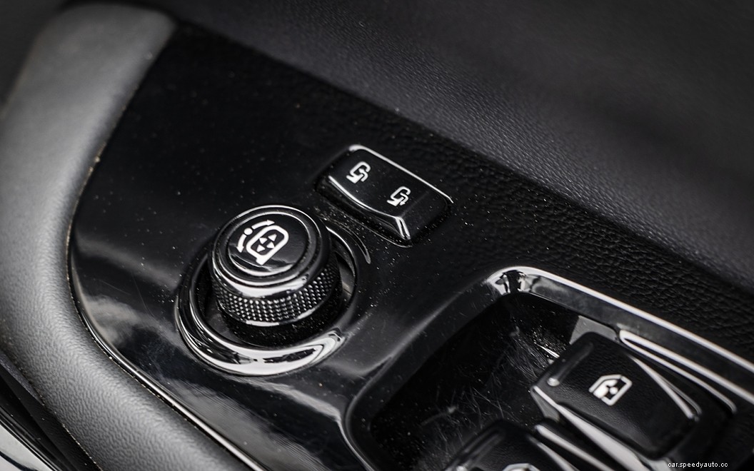 Mahindra XUV700  Images