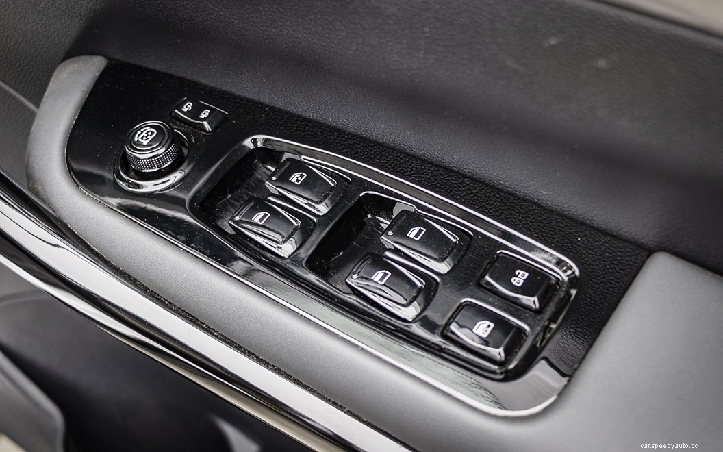 Mahindra XUV700  Images