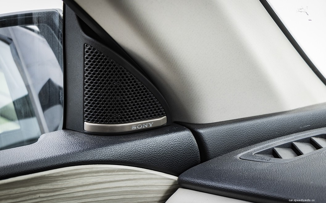 Mahindra XUV700  Images