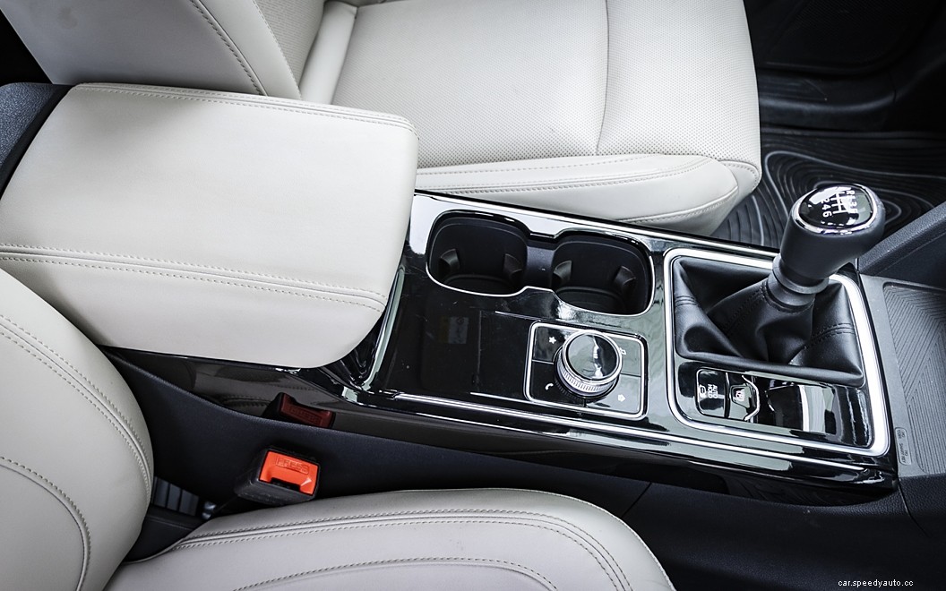 Mahindra XUV700  Images