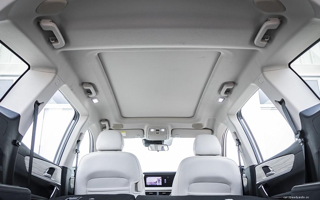 Mahindra XUV700  Images