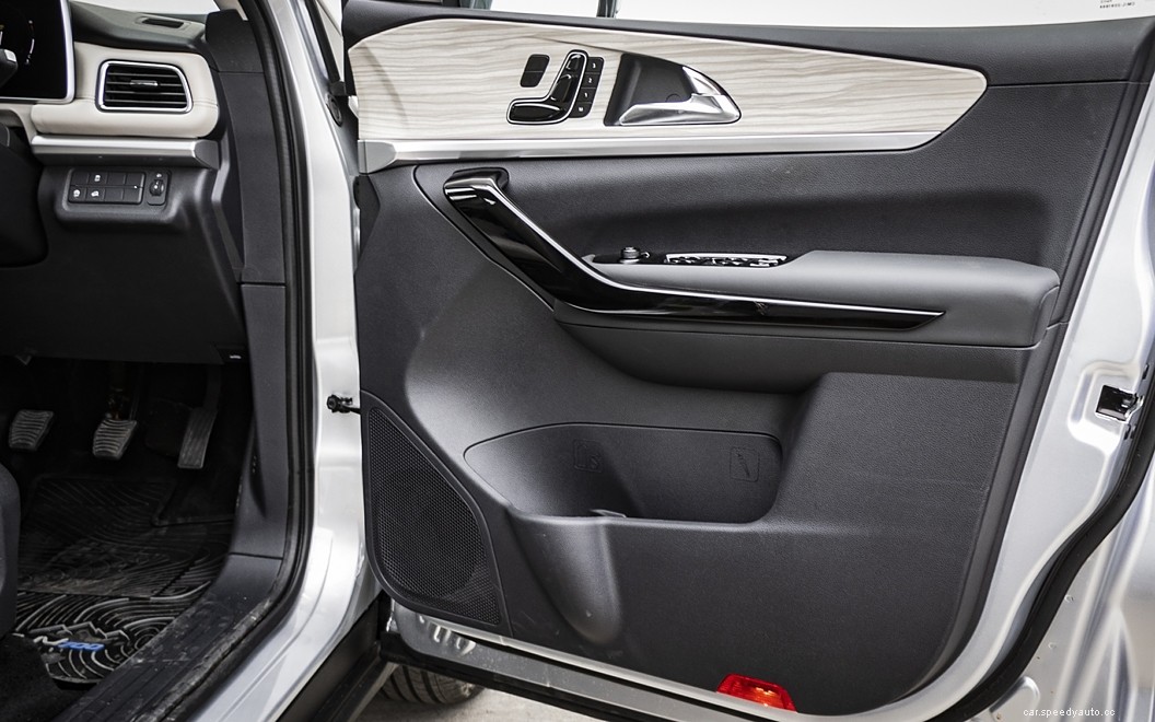 Mahindra XUV700  Images