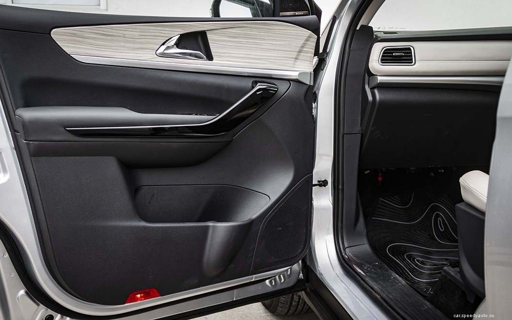 Mahindra XUV700  Images