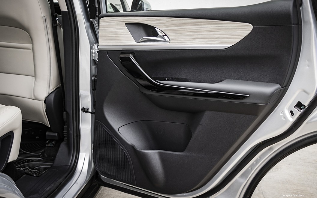 Mahindra XUV700  Images