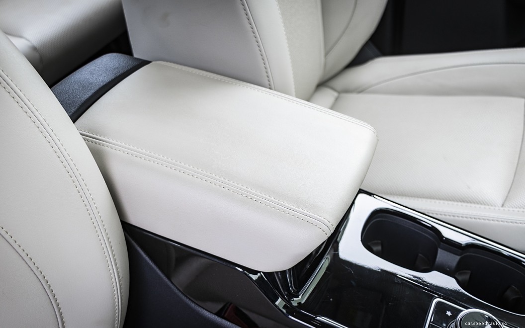 Mahindra XUV700  Images