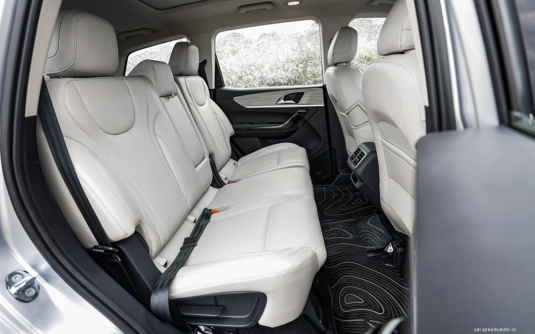 Mahindra XUV700  Images