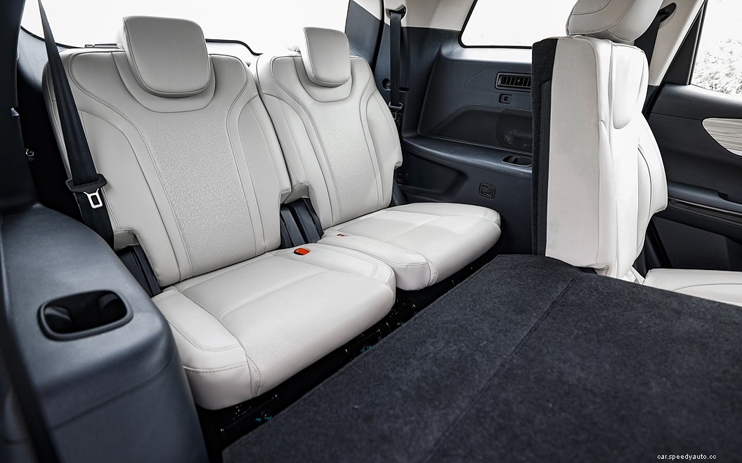 Mahindra XUV700  Images