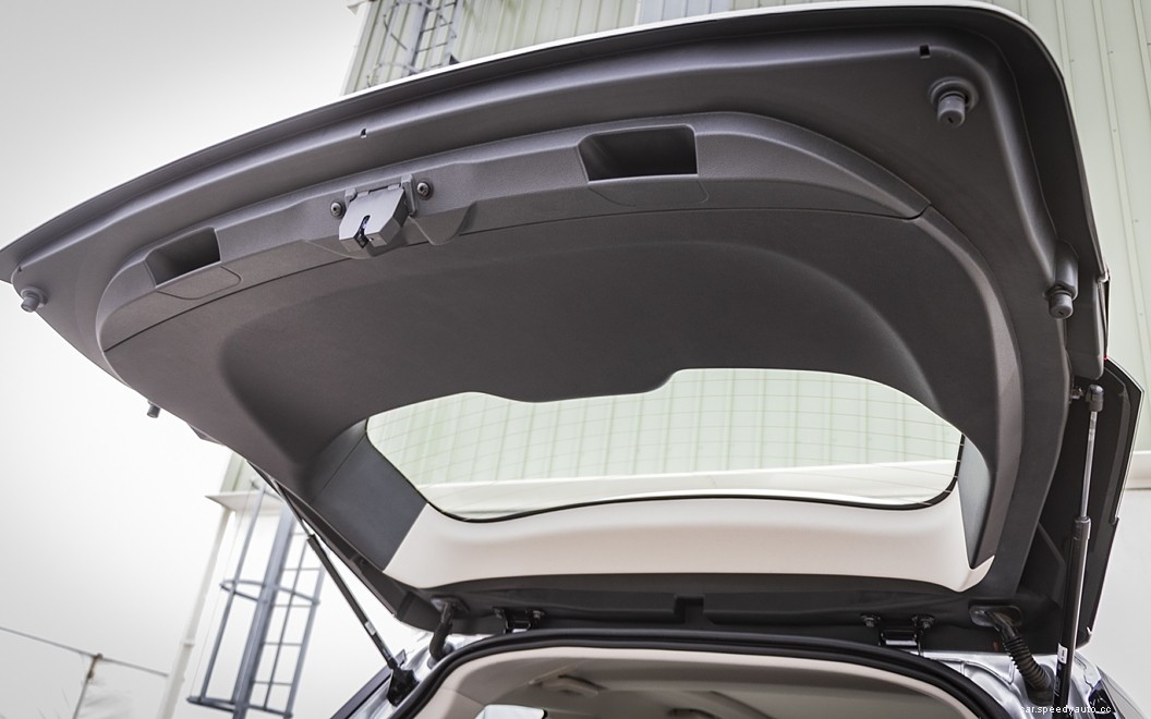 Mahindra XUV700  Images