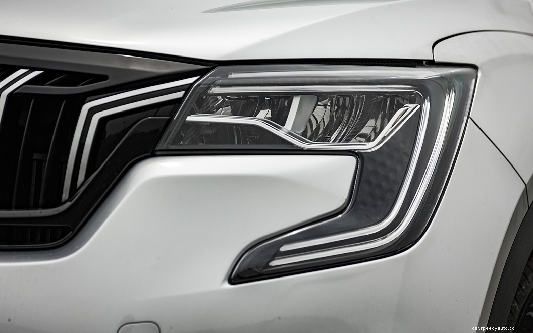 Mahindra XUV700  Images