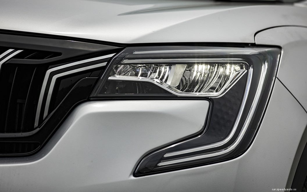 Mahindra XUV700  Images