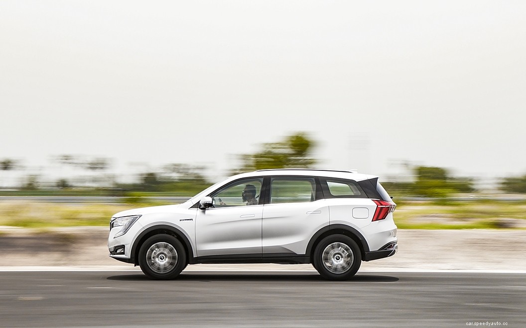 Mahindra XUV700  Images