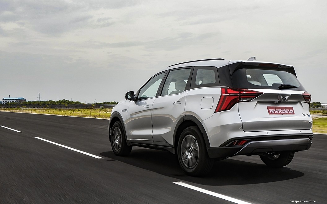 Mahindra XUV700  Images