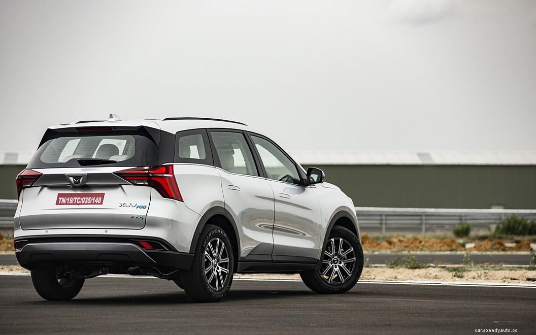 Mahindra XUV700  Images