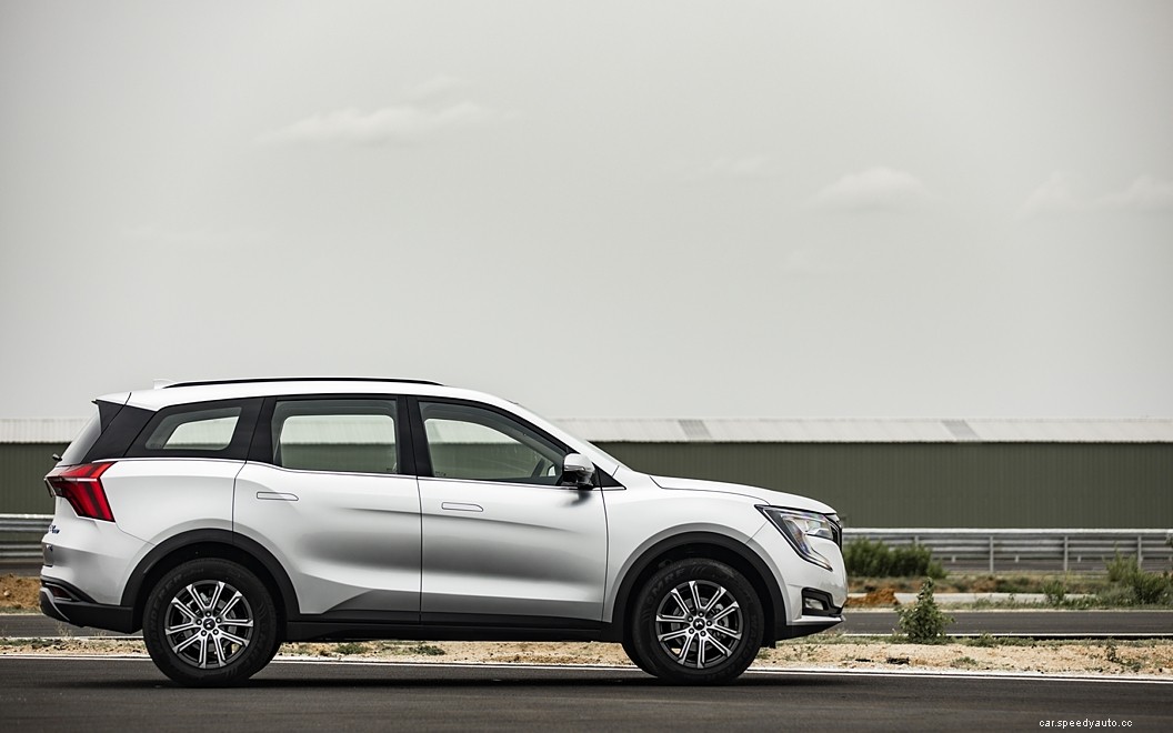 Mahindra XUV700  Images
