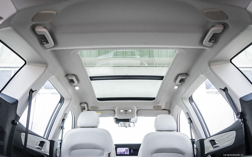 Mahindra XUV700  Images