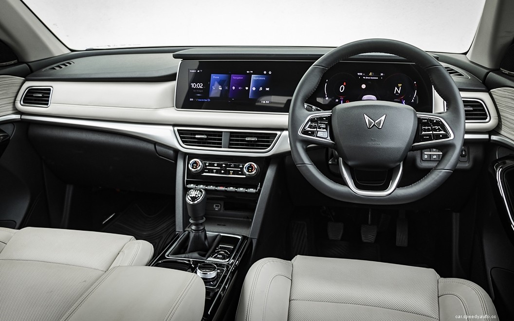 Mahindra XUV700  Images