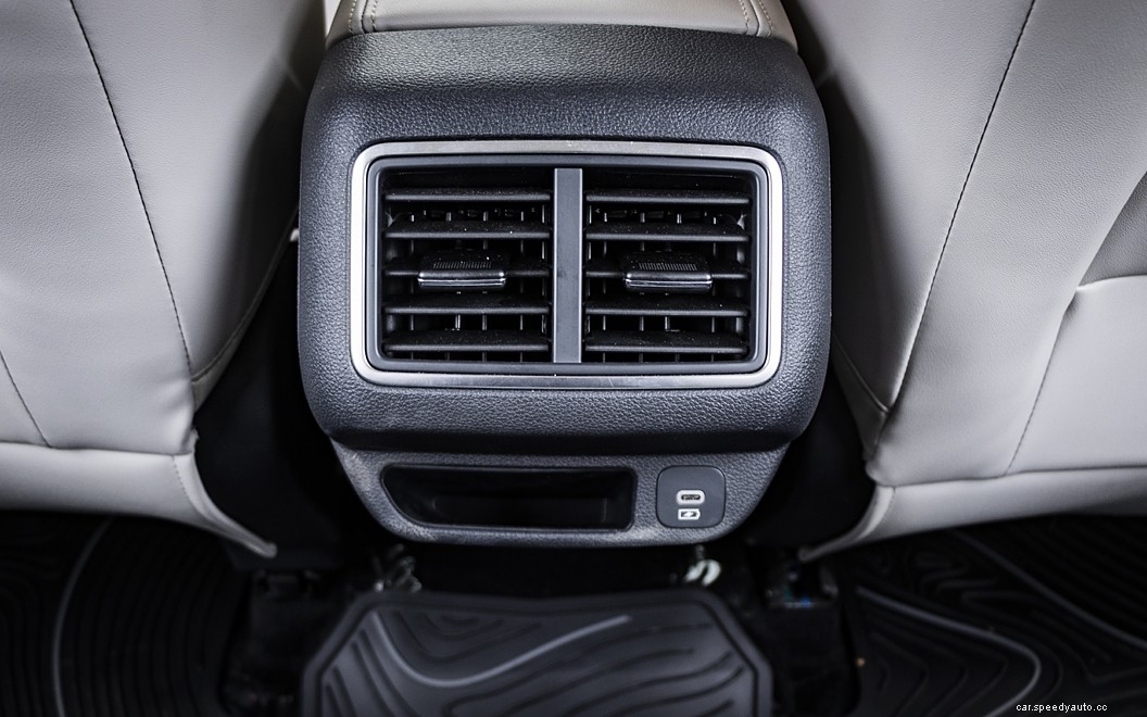 Mahindra XUV700  Images