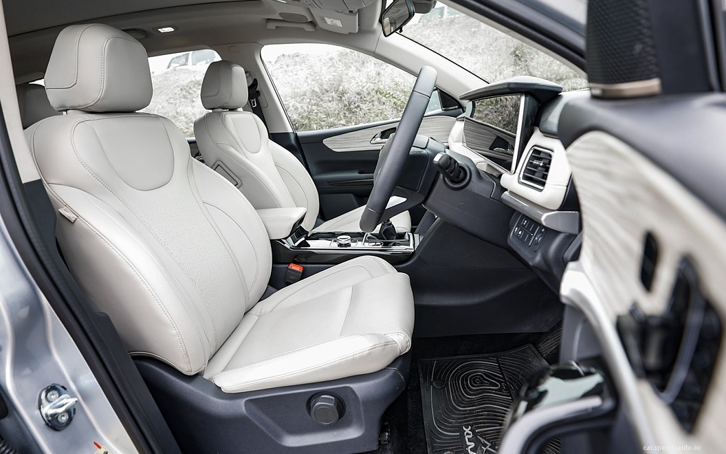 Mahindra XUV700  Images