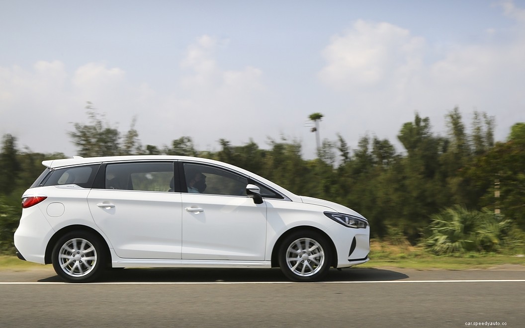 Toyota Innova Crysta  Images