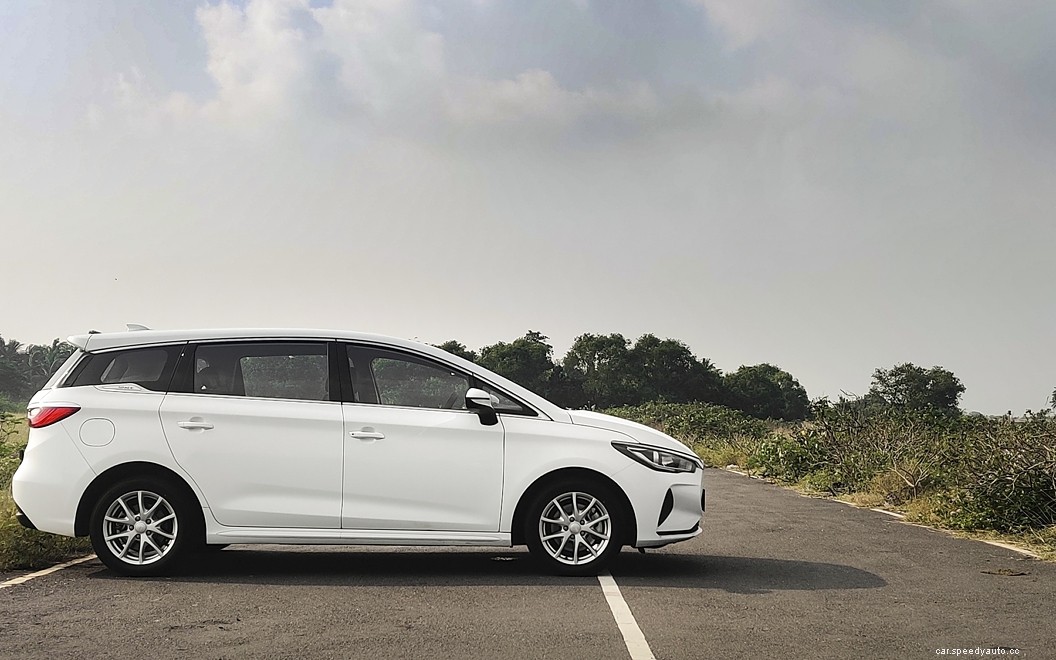 Toyota Innova Crysta  Images