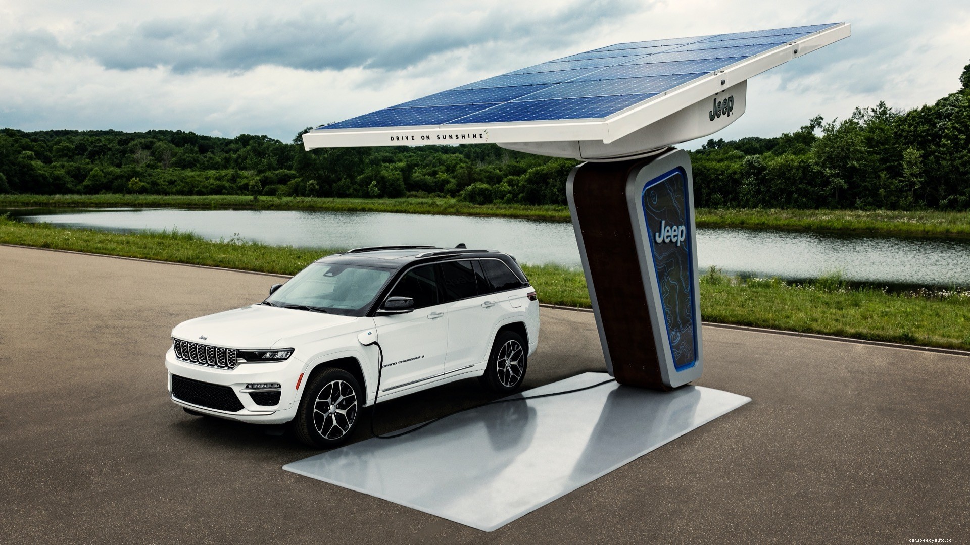 2022 Jeep Grand Cherokee 4xe plug-in hybrid goes 26 miles on a charge, gets 23 mpg on gasoline