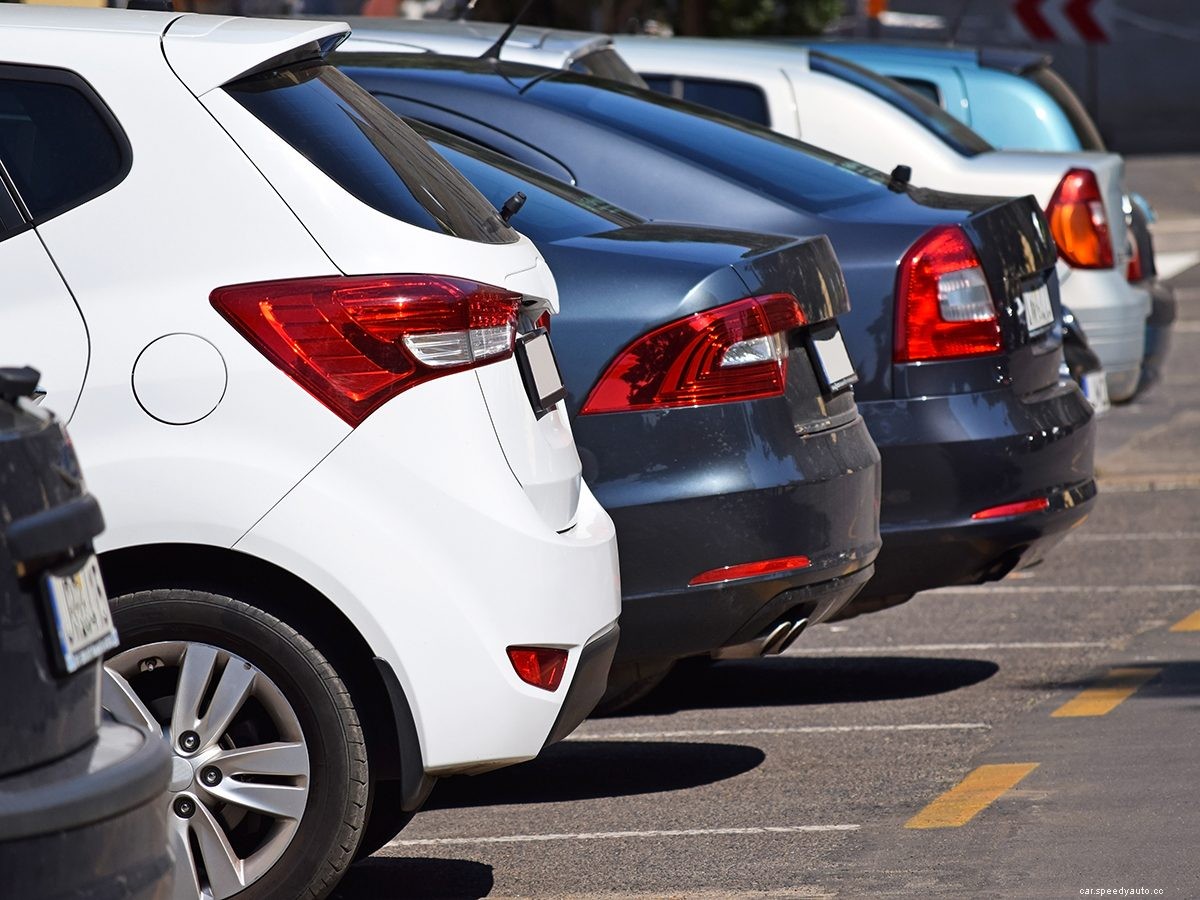 9 Times You Should Be Using Your Emergency Brake—and 3 Times You Shouldn’t