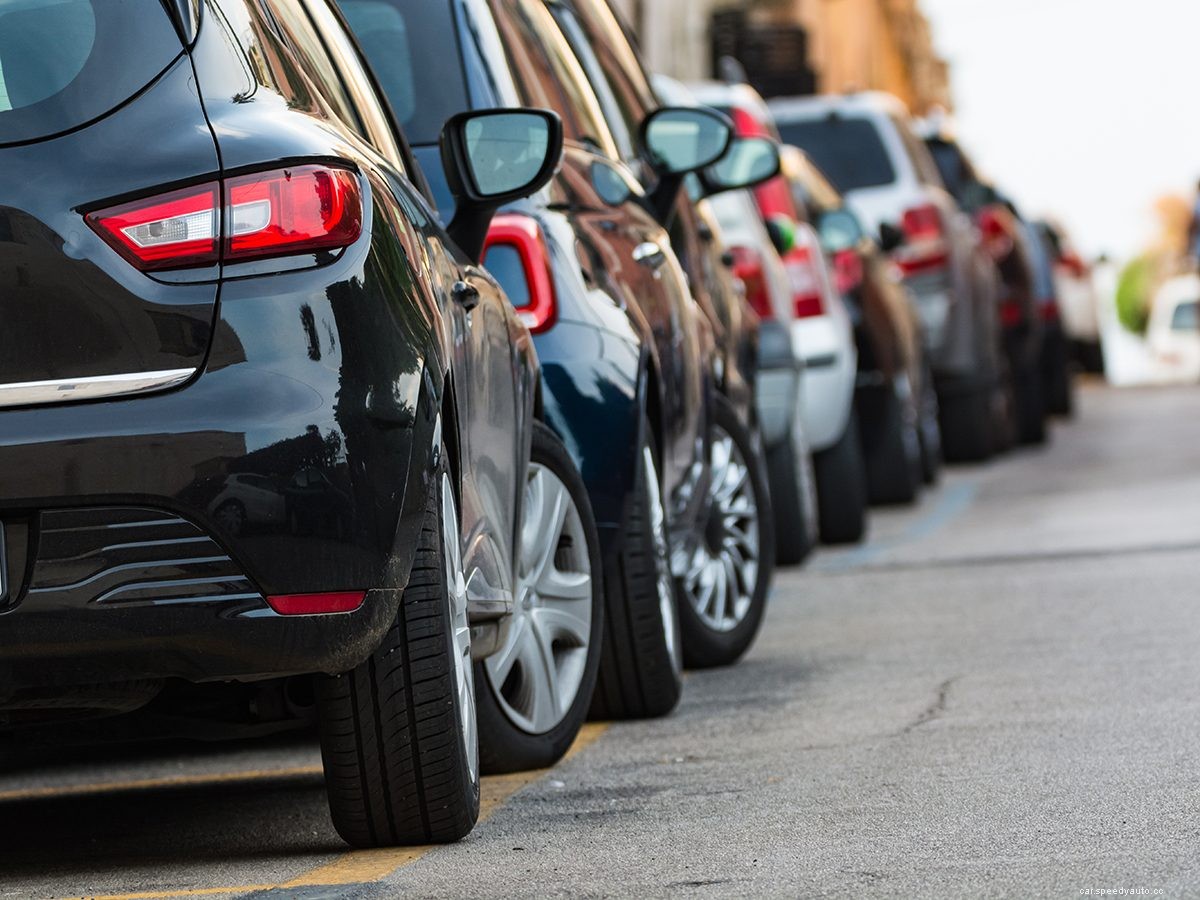 9 Times You Should Be Using Your Emergency Brake—and 3 Times You Shouldn’t