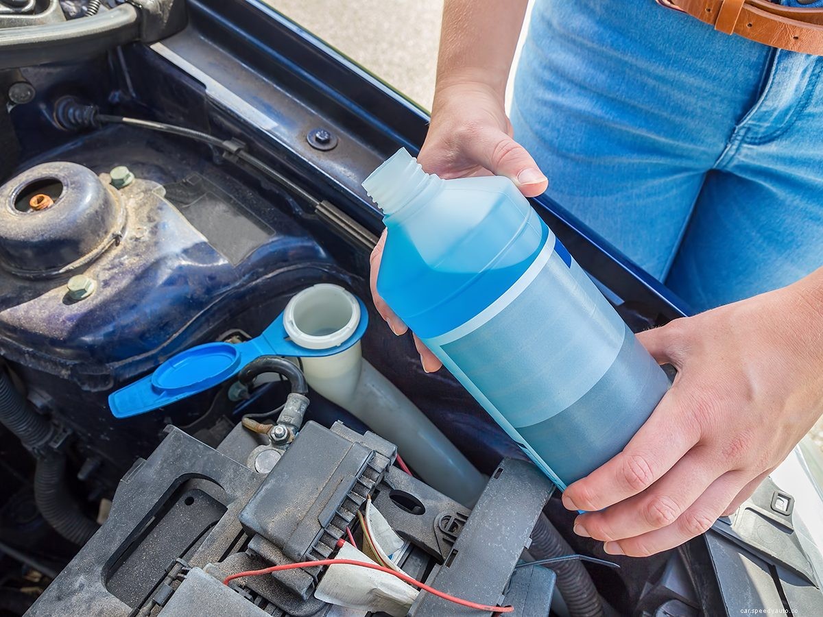 How to Check Your Windshield Wiper Fluid