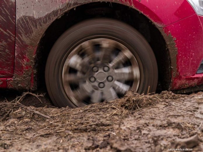 The Reader’s Digest Ultimate Roadside Emergency Guide