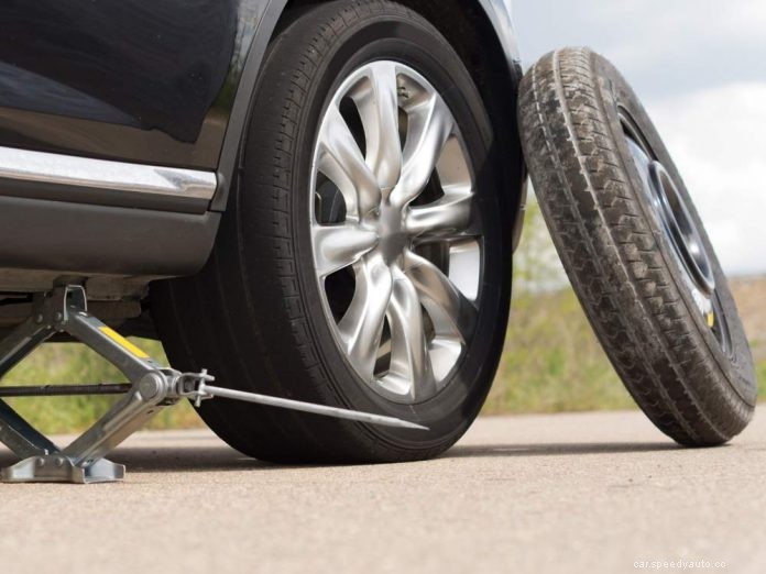 The Reader’s Digest Ultimate Roadside Emergency Guide