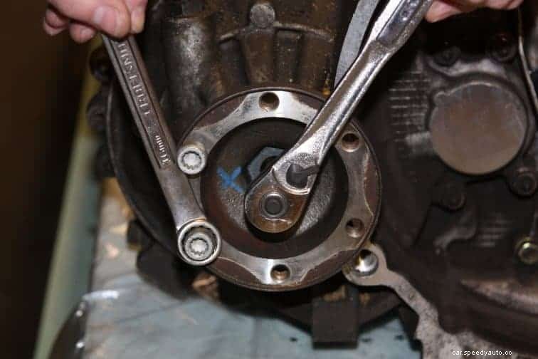 Removing Flywheel Stretch Bolts without Damage: An Essential for Maintaining Diesel Engines