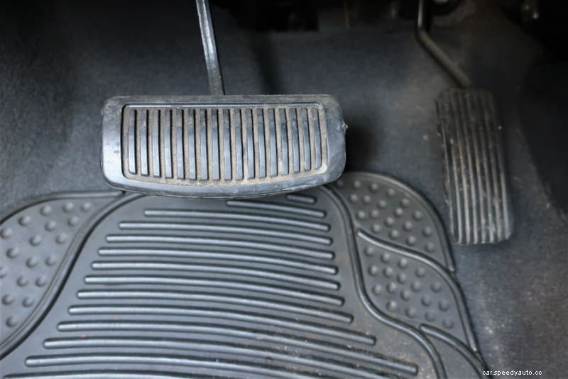 Handbrake vs. Foot Brake: What’s the Difference?