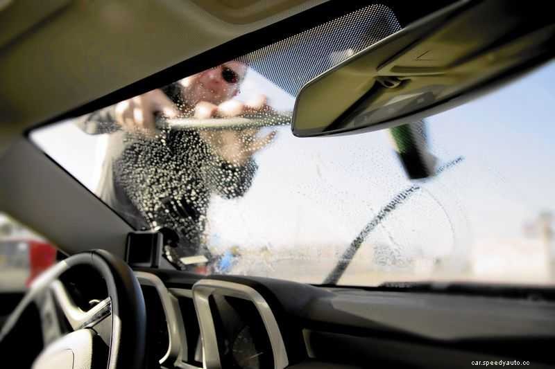 How to Clean Car Windows Without Streaks