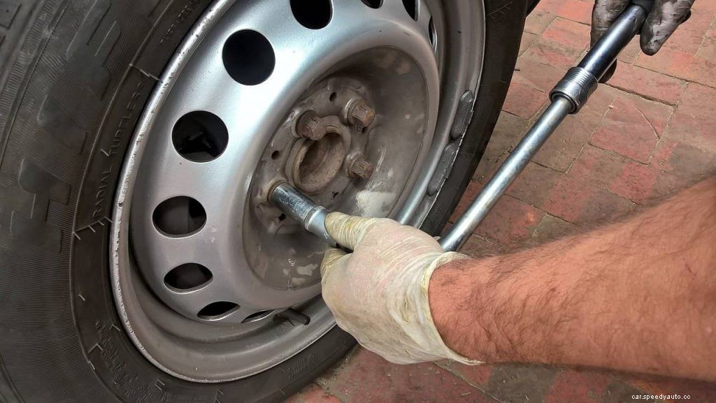 Guide on How to Change a Tire by Hand: 9 Steps to Follow
