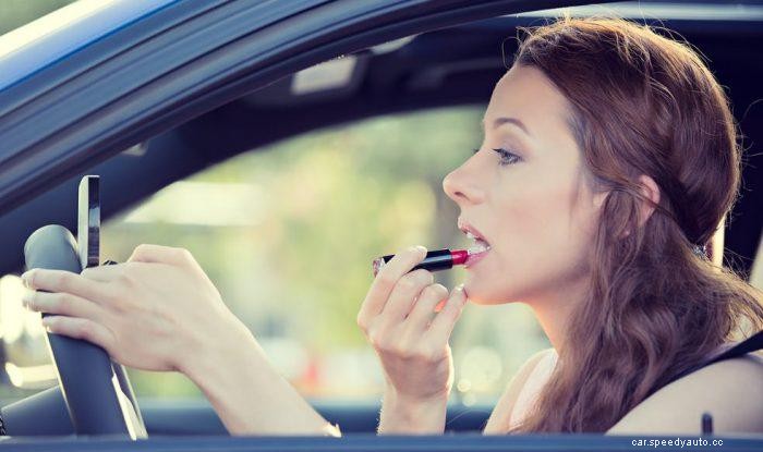 5 Bad Habits Women Should Give up to Ensure Driving Safety