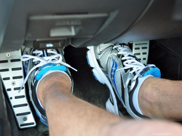 The Safe Way to Drive Manual Car Uphill without Rolling Back