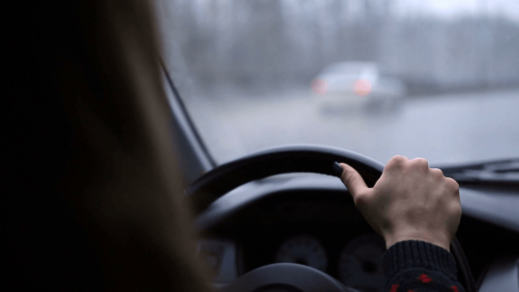 Three Ways To Hold The Steering Wheel Of Your Car Properly