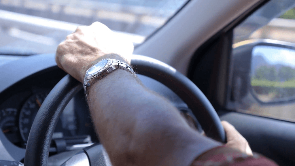 Three Ways To Hold The Steering Wheel Of Your Car Properly