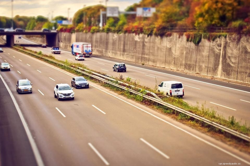 8 Imperative Tips to Consider While Changing Lanes