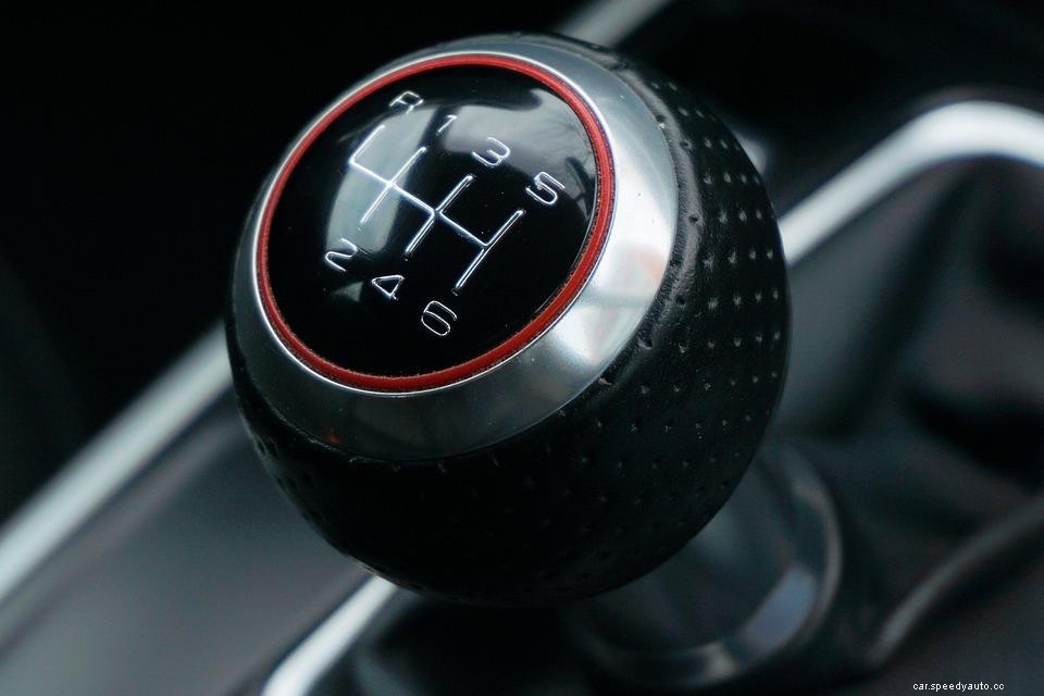 Don’t Rest Your Hand On The Gearstick – Here’s Why