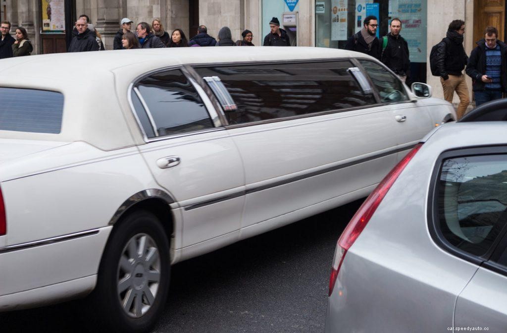 Things to Consider When Hiring a Driver for Your Limousine Service